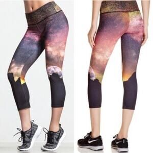 Onzie Hot Yoga Graphic Capri Night Falls XS Workout Leggings Desert Galaxy Moon